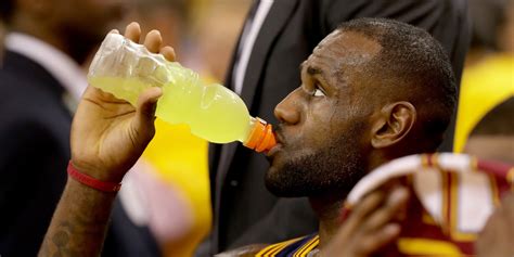 What LeBron James Eats and Drinks for Breakfast, Lunch, and。